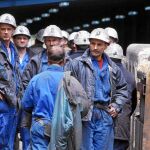 Grupo de mineros a las puertas de una explotación de Santa Cruz del Sil, en la provincia de León