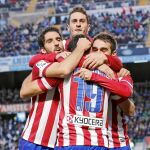 Raúl García, Adrián y Koke abrazan a Diego Costa tras el segundo gol del encuentro