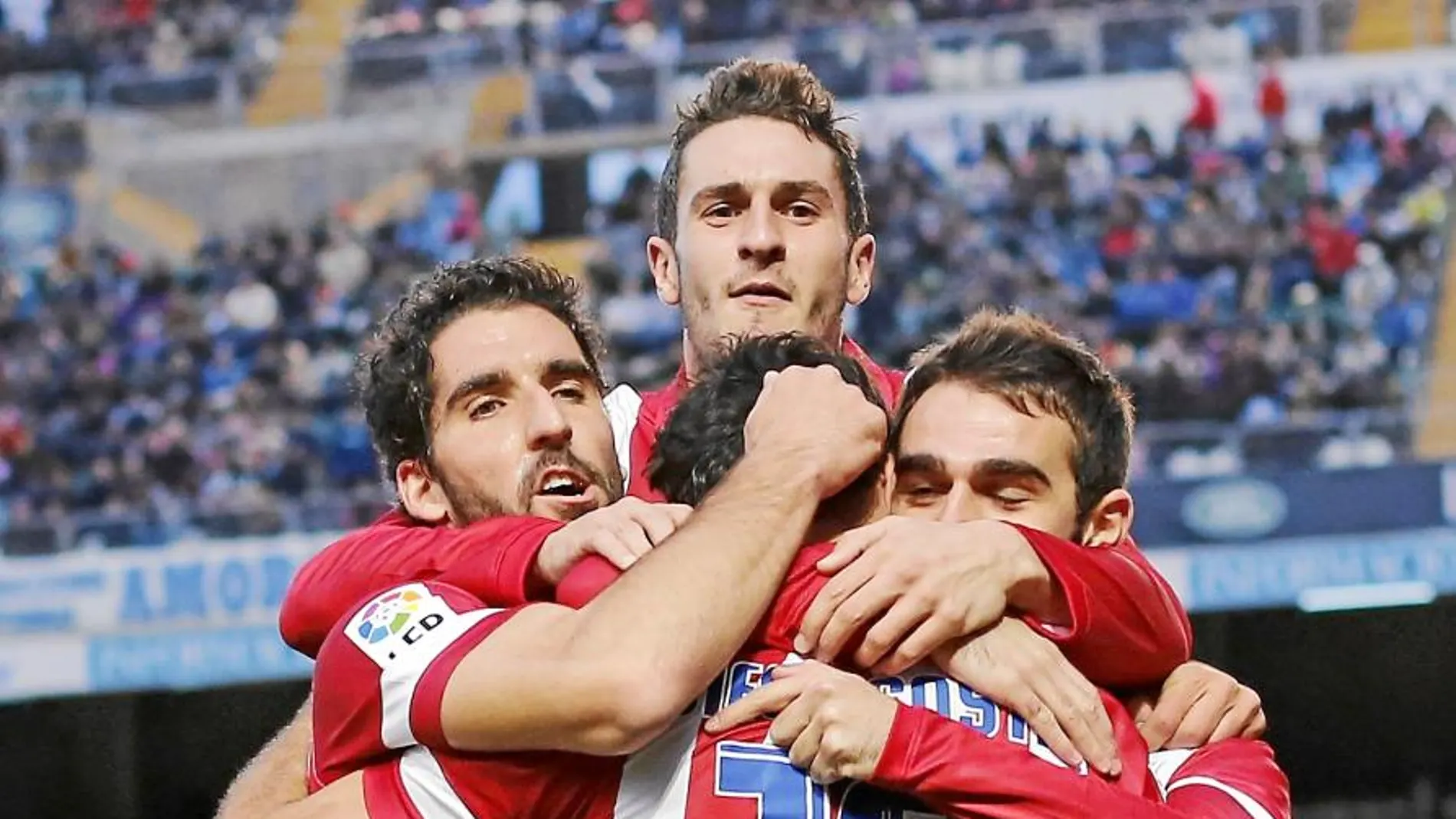 Raúl García, Adrián y Koke abrazan a Diego Costa tras el segundo gol del encuentro