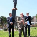 La Estatua de bronce se sostiene sobre cuatro barras de tres metros de altura que representan las cuatro barras de la bandera catalana