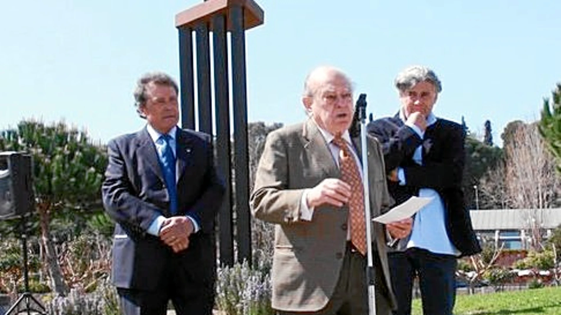 La Estatua de bronce se sostiene sobre cuatro barras de tres metros de altura que representan las cuatro barras de la bandera catalana