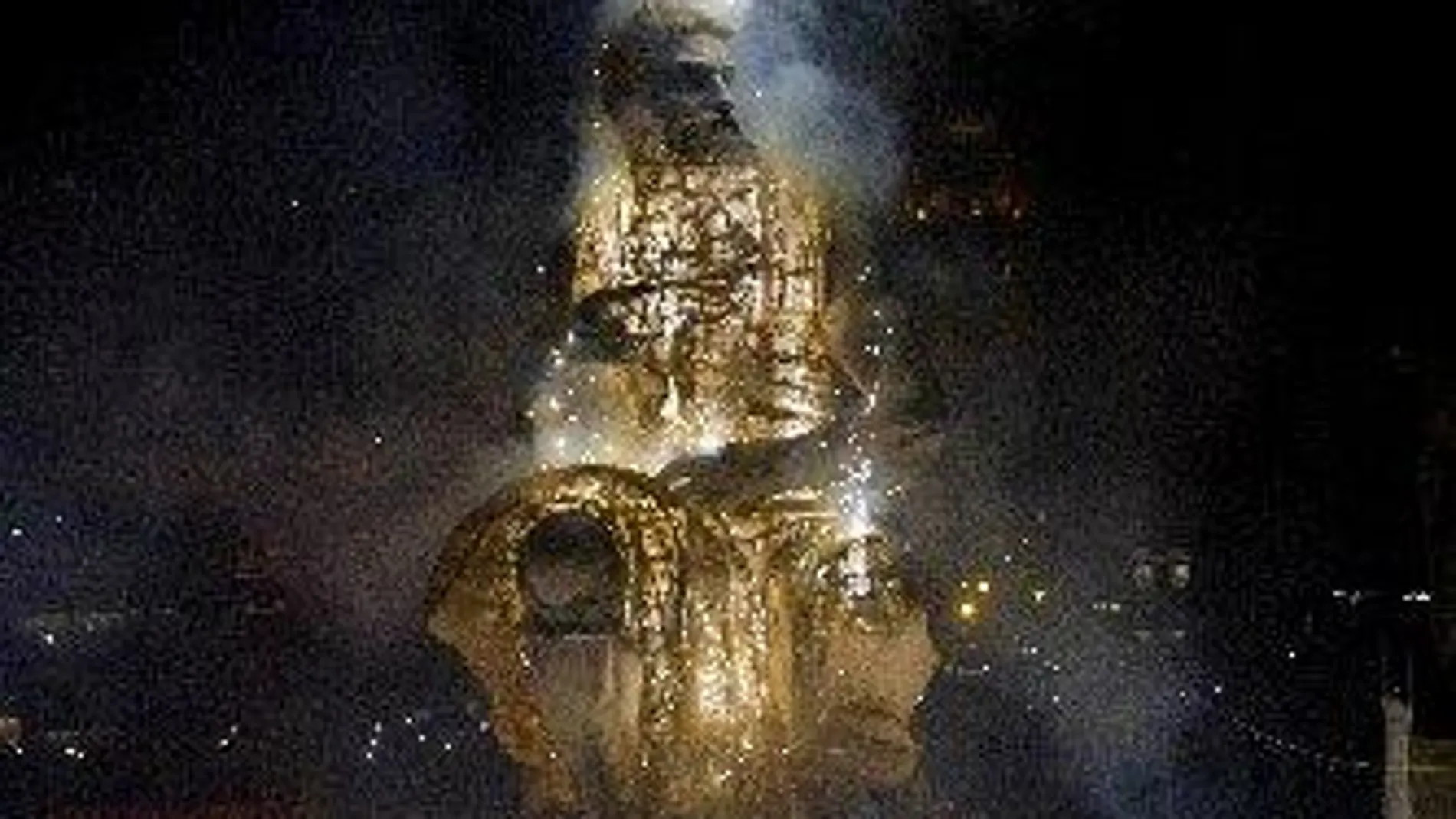 El Moisés de la Falla de la Plaza del Ayuntamiento comienza a arder en la "Nit de la Cremá"