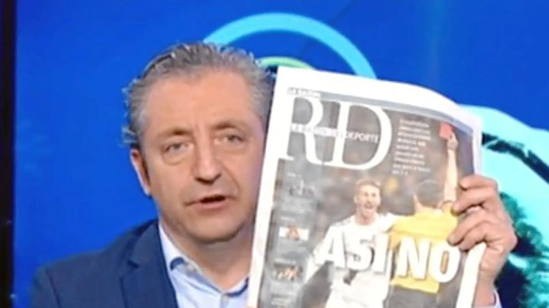 Imagen de Josep Pedrerol en la que muestra «LA RAZÓN del deporte»