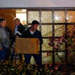 Agentes alemanes sacan documentación de la casa del expiloto