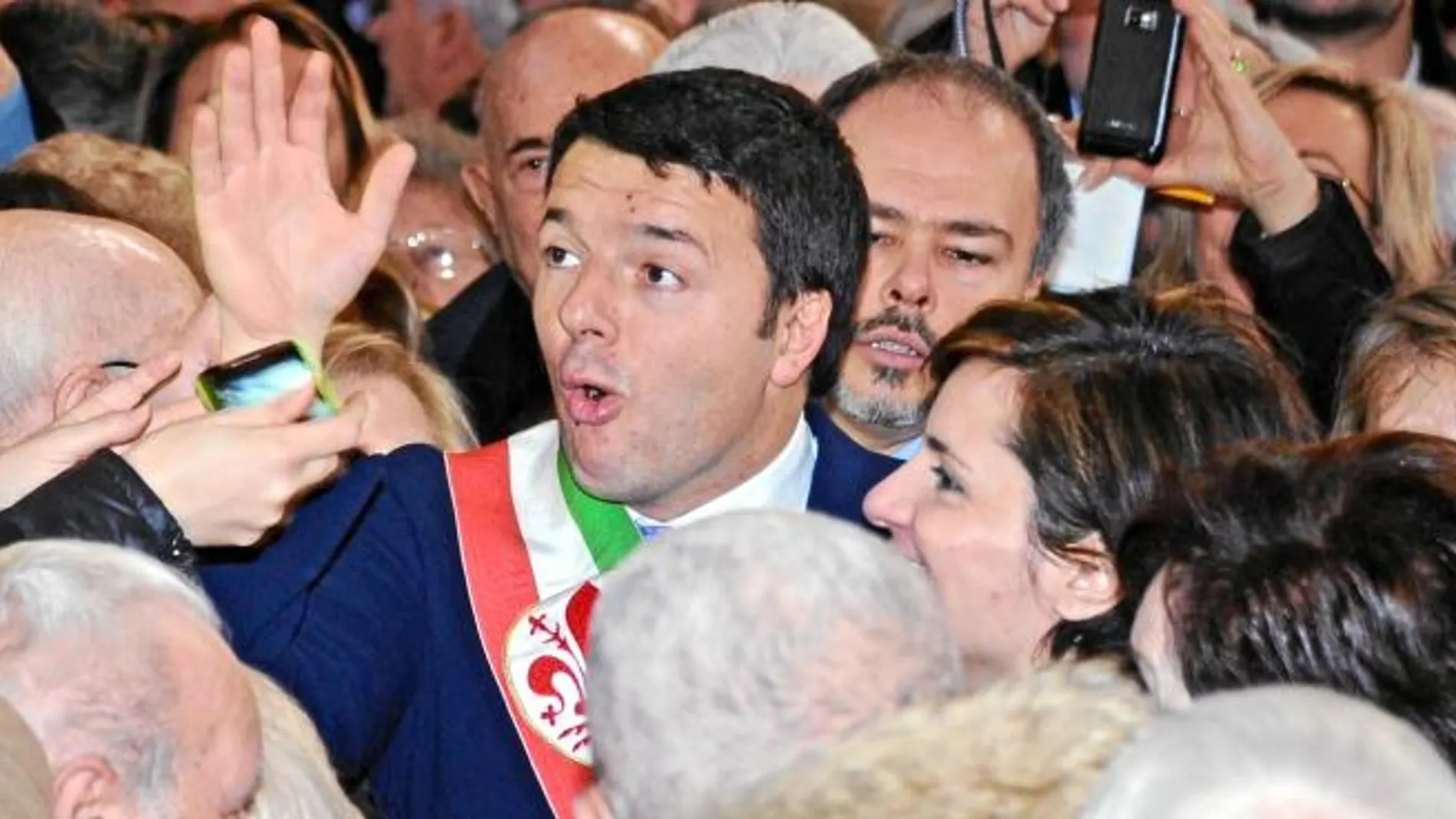BAÑO DE MULTITUDES. El líder del PD y alcalde de Florencia, Matteo Renzi, asiste a una ceremonia en el Palacio Vecchio, ayer