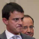 Manuel Valls, flanqueado por el presidente François Hollande, en una imagen de archivo