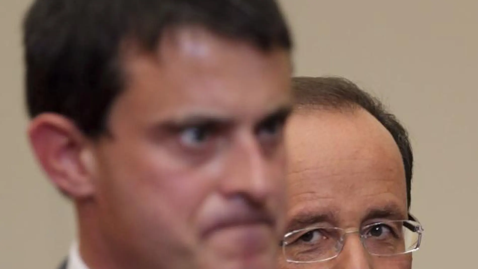 Manuel Valls, flanqueado por el presidente François Hollande, en una imagen de archivo