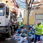 Un operario trabaja ayer en la retirada de los residuos tras el fin de la huelga en Alcorcón