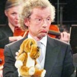 Welser-Möst bromea con un peluche durante el Concierto de Año Nuevo de la Filarmónica de Viena