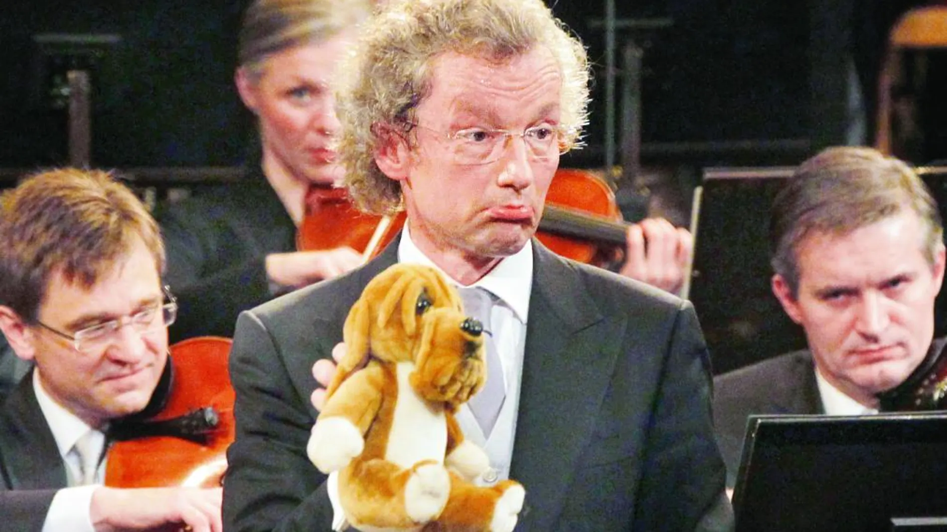 Welser-Möst bromea con un peluche durante el Concierto de Año Nuevo de la Filarmónica de Viena