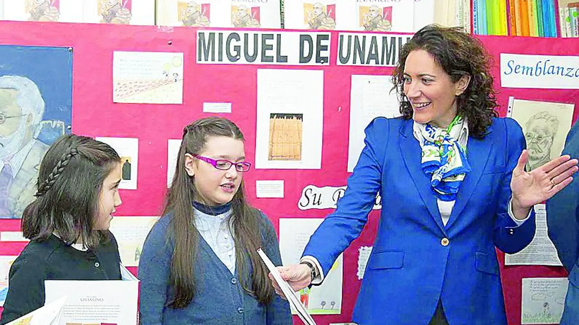María Josefa García-Cirac, junto a varios niños salmantinos, presenta el libro «Mi primer Unamuno».