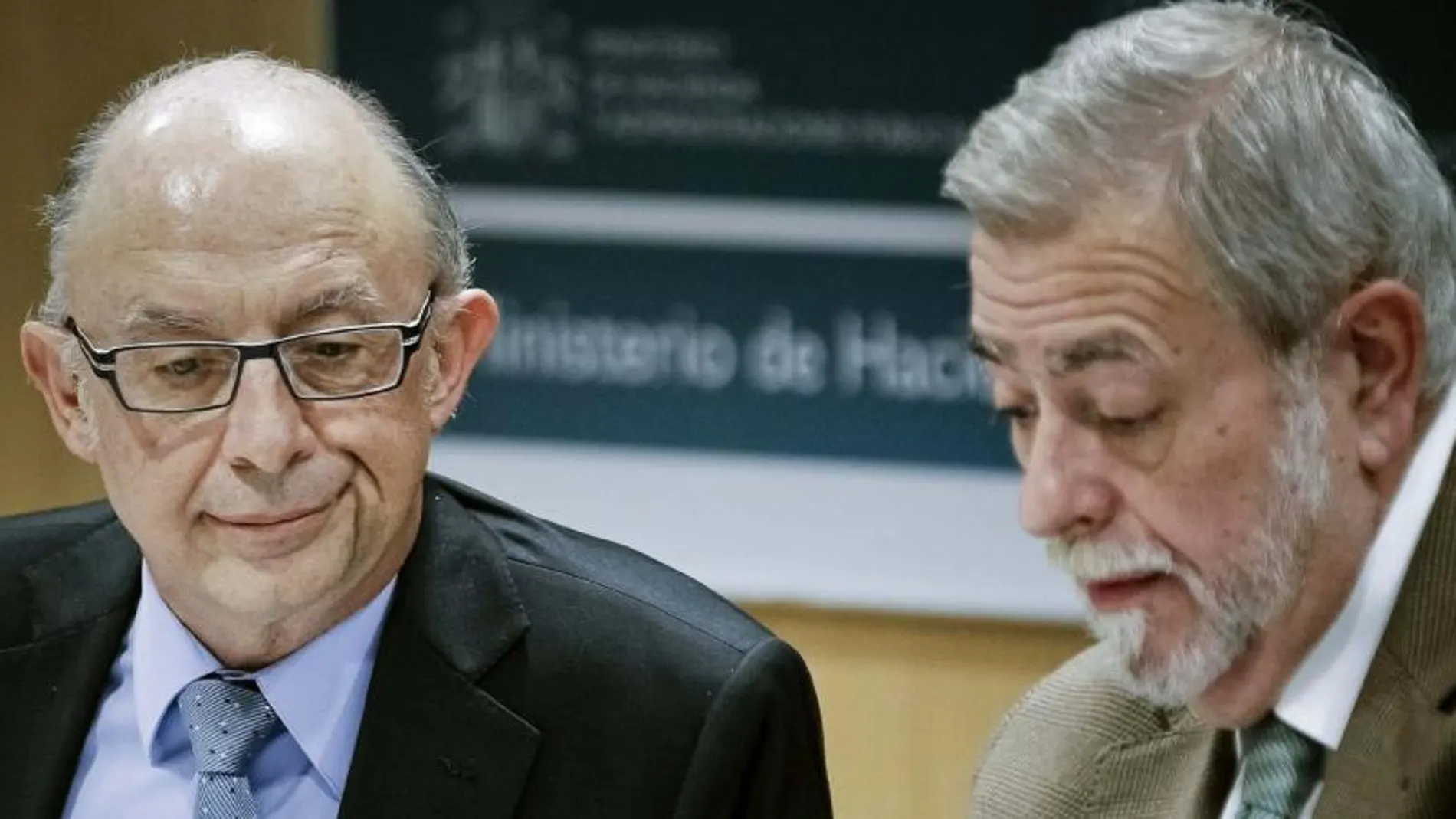 El ministro de Hacienda, Cristóbal Montoro, junto al secretario de Estado de Administraciones Públicas, Antonio Beteta (d), durante la reunión del Consejo de Política Fiscal y Financiera (CPFF).