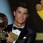 El portugués Cristiano Ronaldo (Real Madrid) posa con el Balón de Oro 2013