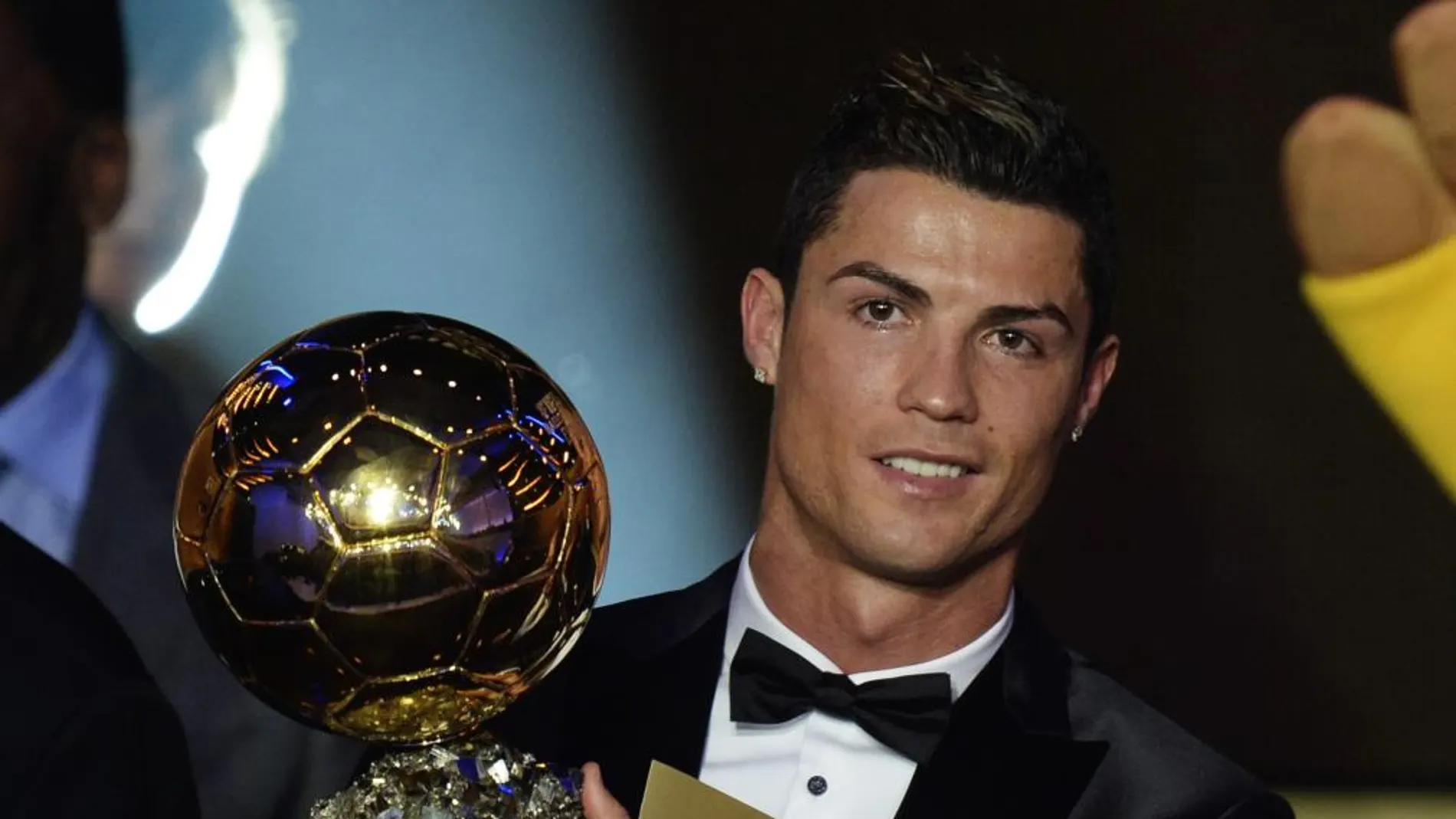 El portugués Cristiano Ronaldo (Real Madrid) posa con el Balón de Oro 2013