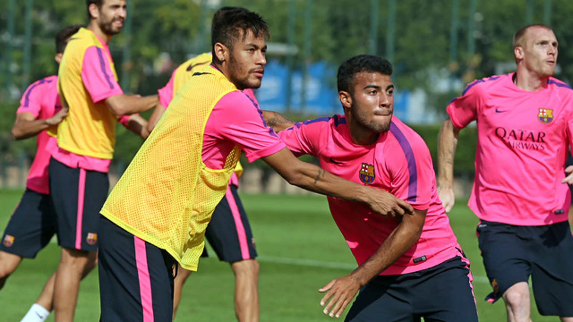 Neymar y Rafinha, en el entrenamiento de este viernes