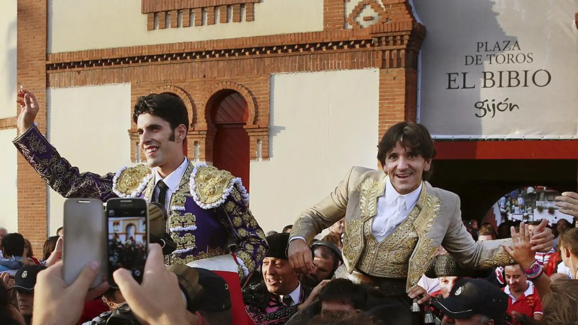 Talavante y Ventura salen, ayer, a hombros del coso de El Bibio de Gijón