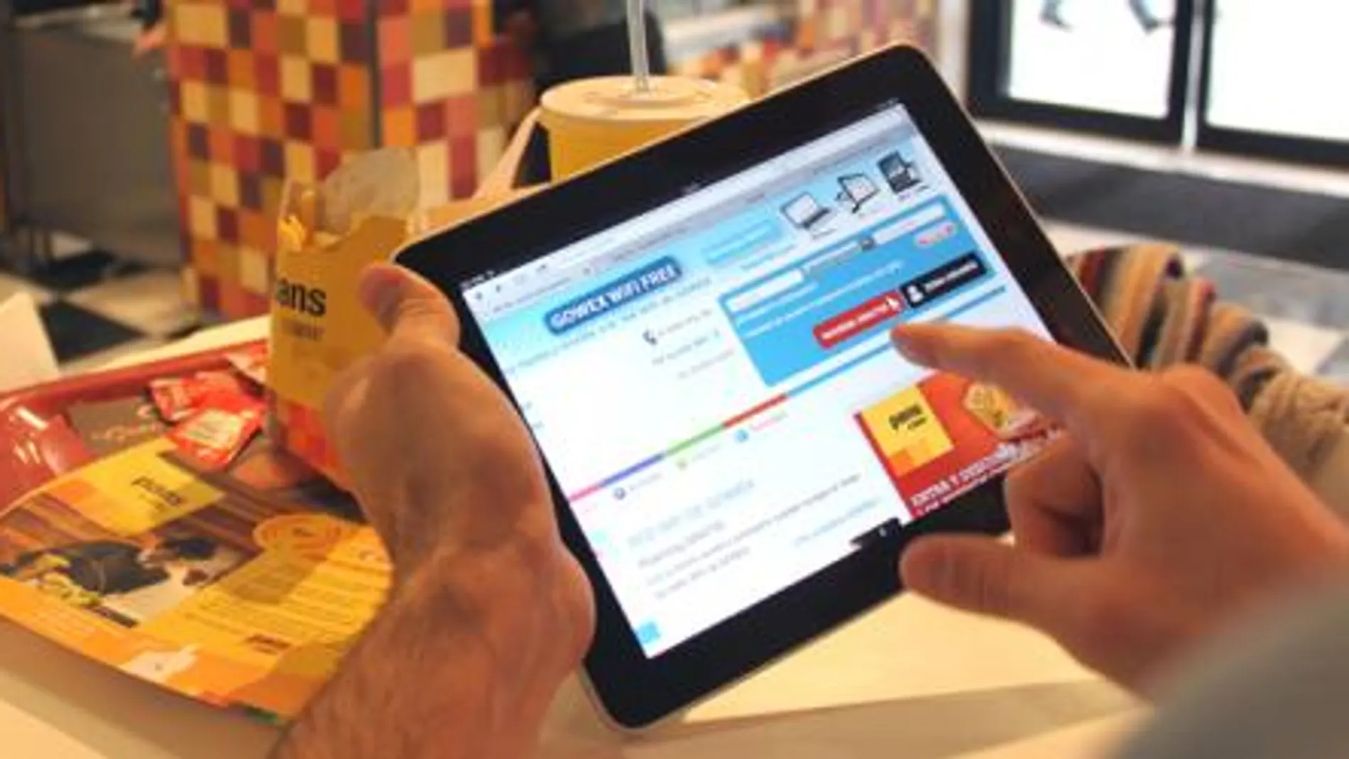 Un usuario usa la red de wifi gratis de Gowex en un restaurante.