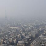La torre Eiffel o la cúpula de los Inválidas, casi invisibles ocultas por la contaminación.