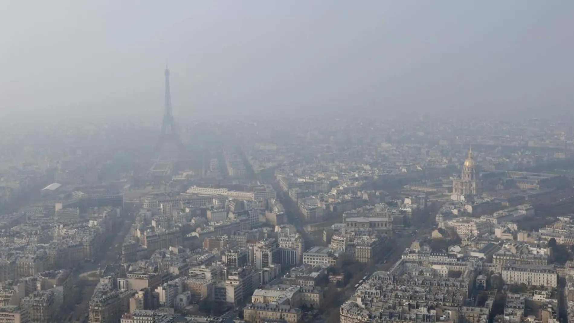 La torre Eiffel o la cúpula de los Inválidas, casi invisibles ocultas por la contaminación.