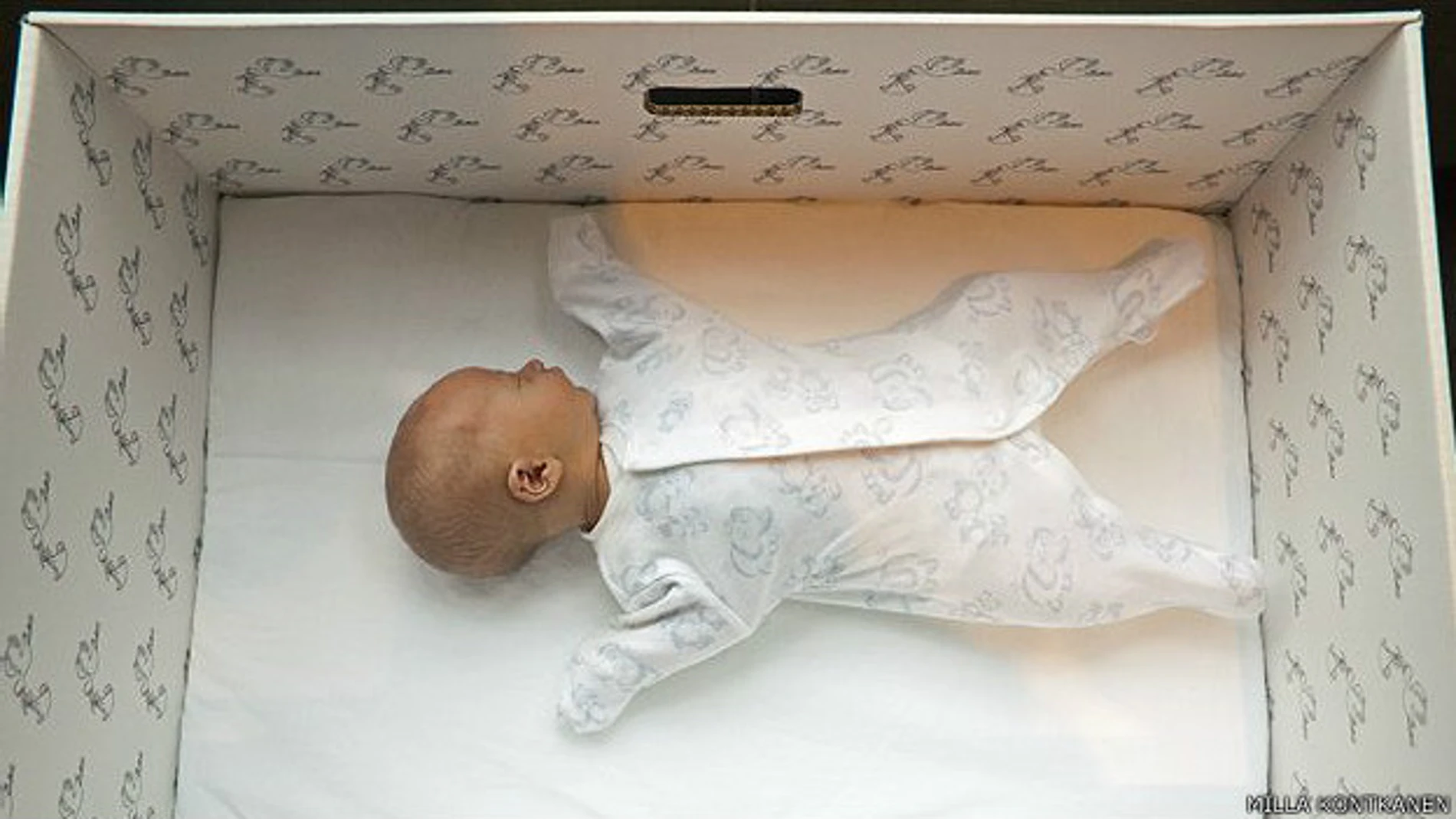 La caja viene equipada con un pequeño colchón, ropa y pañales