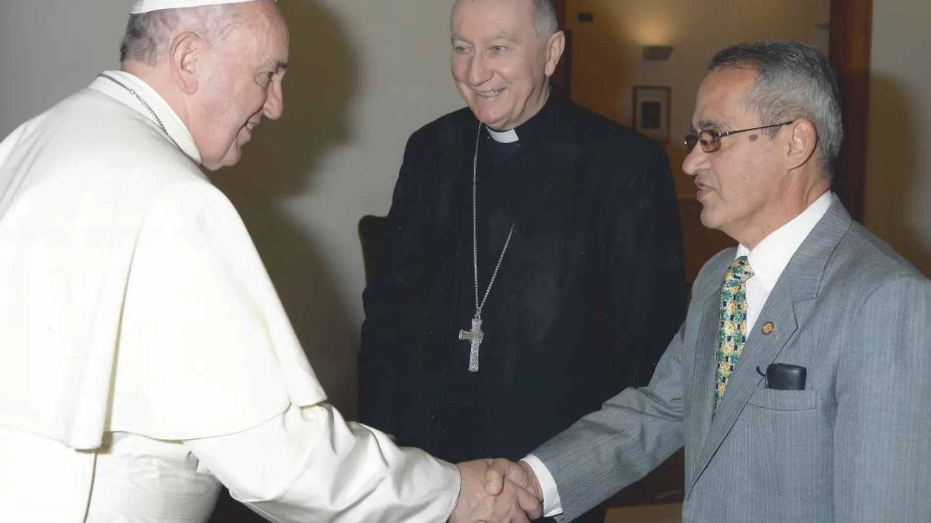 Orlando Molinas saluda al Papa Francisco durante un reciente encuentro en Roma