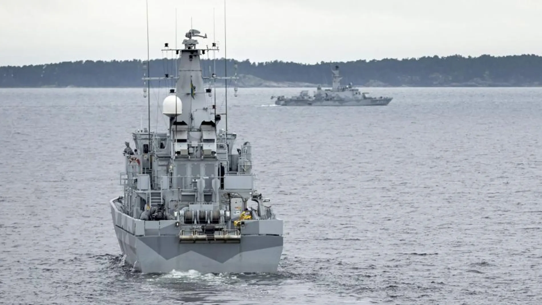 Un buque de la marina sueca busca en el archipiélago de Estocolmo la posible presencia de un submarino ruso.