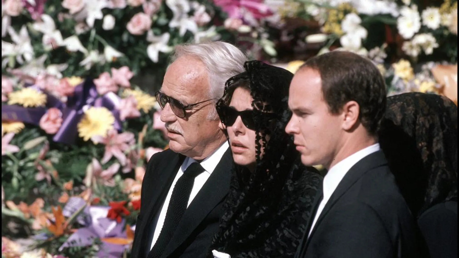 Rainiero de Mónaco, el príncipe Alberto y Carolina durante el funeral de Grace Kelly.