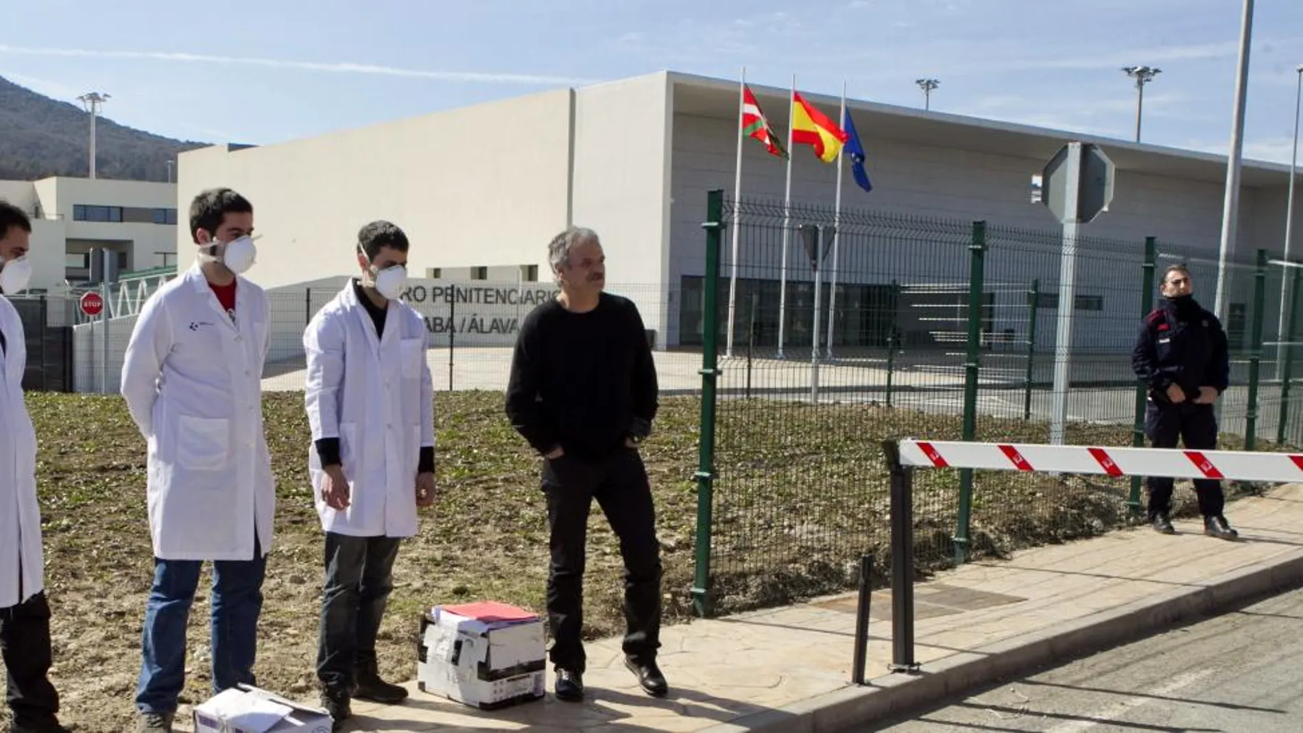 Miembros de la plataforma de apoyo a los presos de ETA en la prisión alavesa de Zaballa