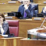 La presidenta de Navarra, Yolanda Barcina, y su vicepresidenta escuchando al secretario general del PSN, Roberto Jiménez, en el parlamento foral