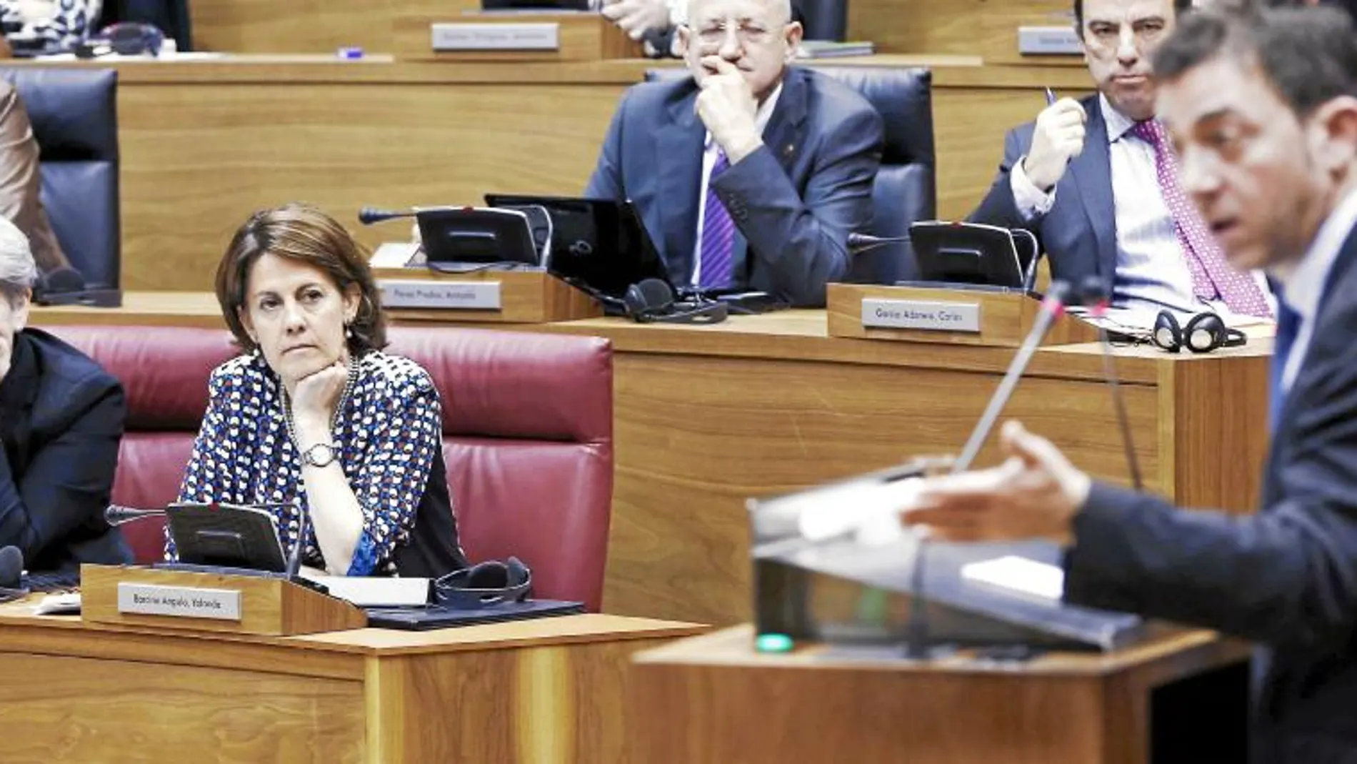 La presidenta de Navarra, Yolanda Barcina, y su vicepresidenta escuchando al secretario general del PSN, Roberto Jiménez, en el parlamento foral