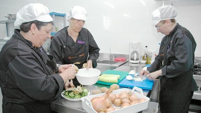 Incorporar a la mujer al mercado laboral en el medio rural y financiar los costes salariales de los trabajadores con discapacidad en Centros Especiales son algunas de las convocatorias de subvenciones para 2013