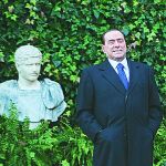 El ex primer ministro Silvio Berlusconi sale beneficiado de la batalla política en el PD
