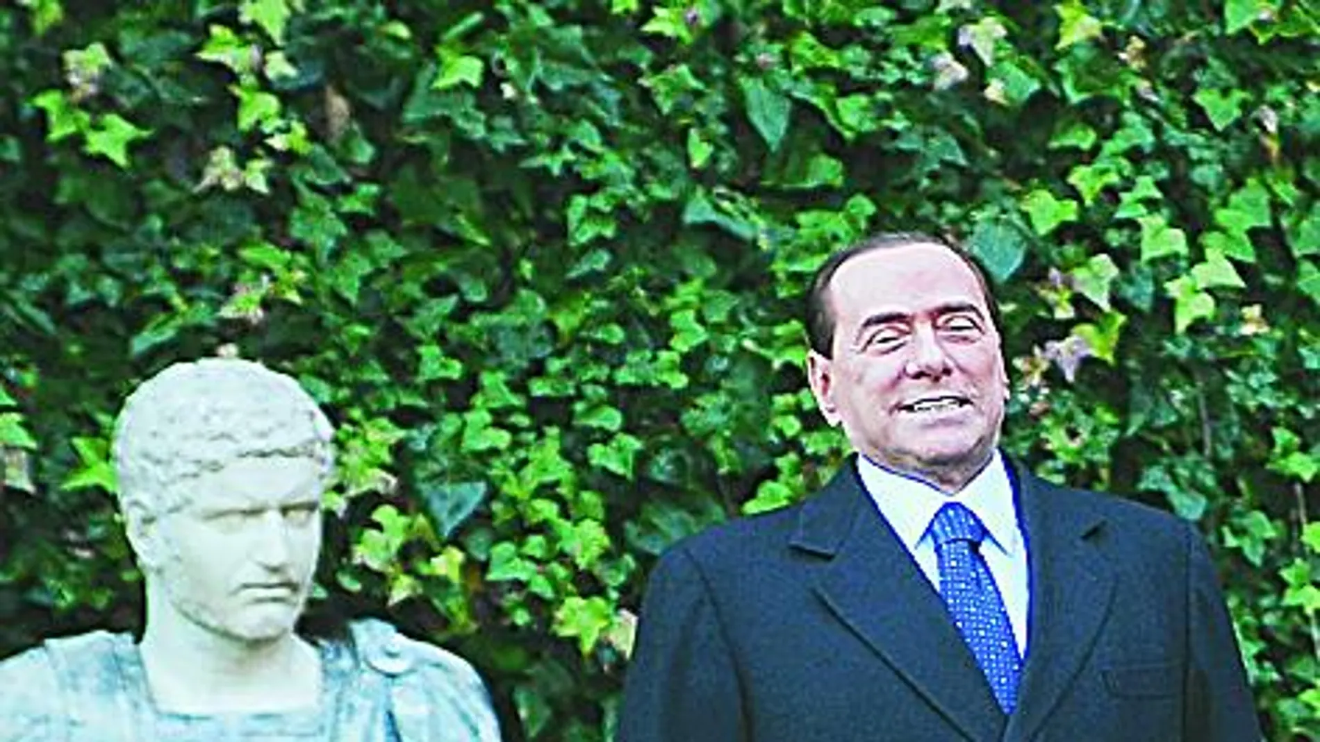 El ex primer ministro Silvio Berlusconi sale beneficiado de la batalla política en el PD