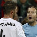 El árbitro Mateu Lahoz se dirige al defensa del Real Madrid Sergio Ramos en un partido de Liga del pasado año