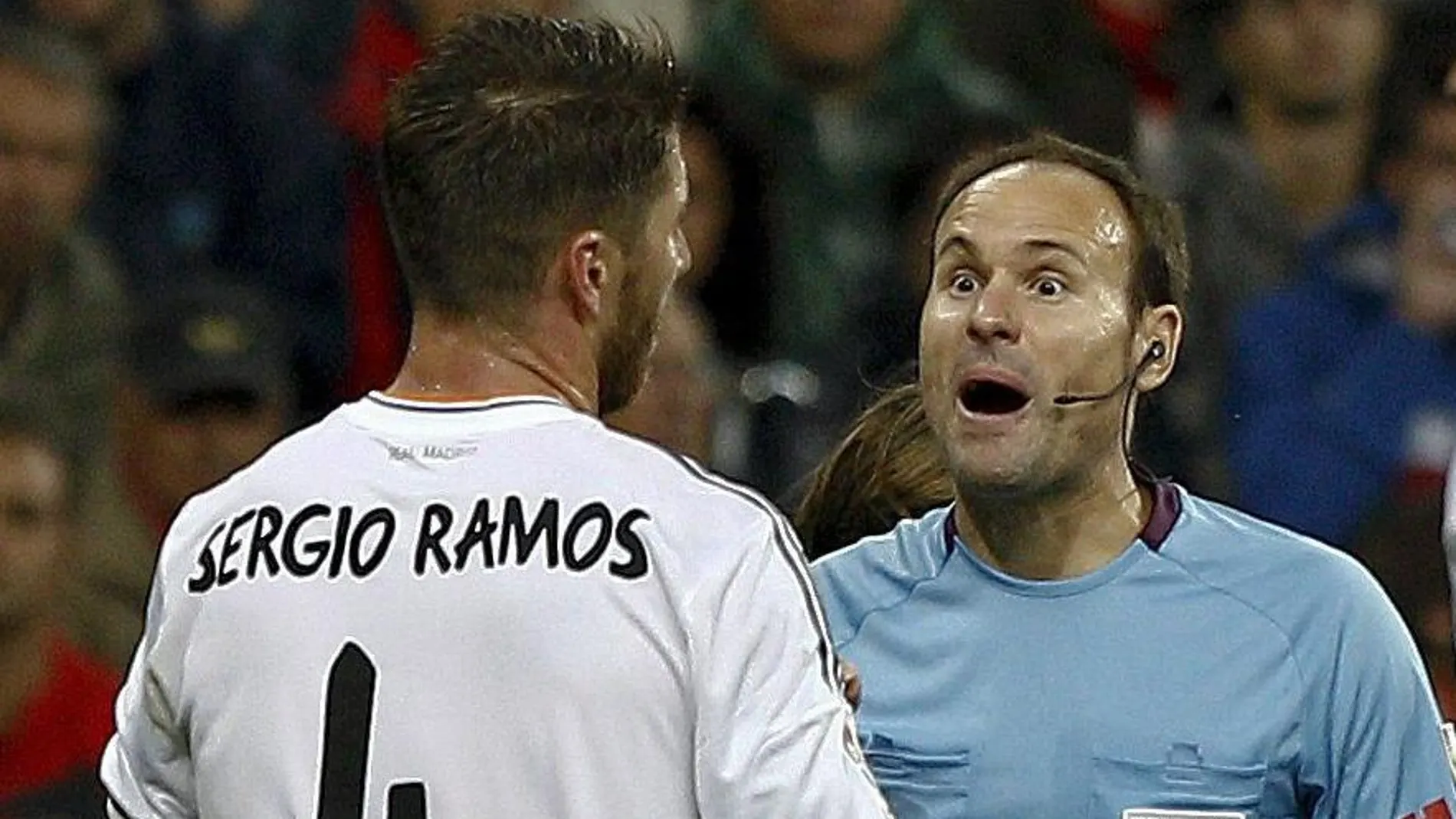 El árbitro Mateu Lahoz se dirige al defensa del Real Madrid Sergio Ramos en un partido de Liga del pasado año