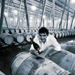 Antonio Banderas posa con una botella de «a16», un vino de crianza en barricas de roble francés, en una postal firmada de las bodegas de Villalba de Duero (Burgos)
