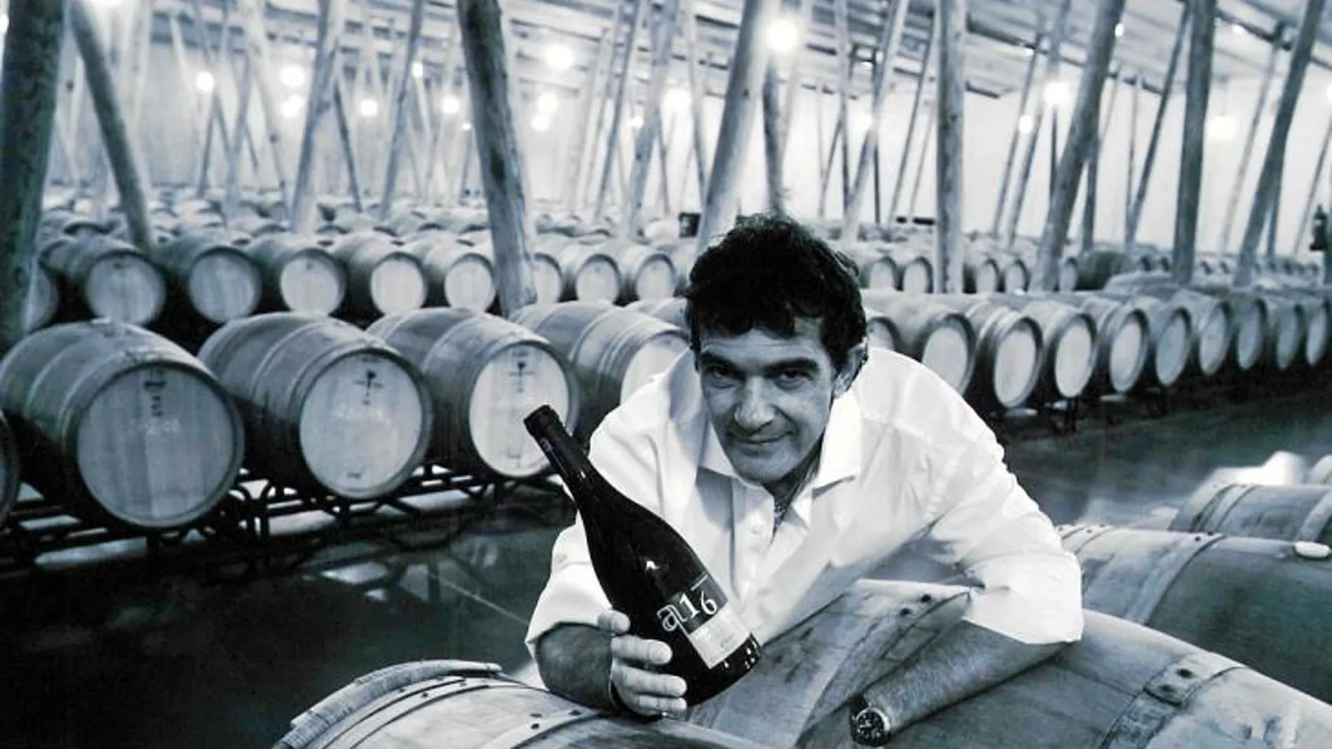 Antonio Banderas posa con una botella de «a16», un vino de crianza en barricas de roble francés, en una postal firmada de las bodegas de Villalba de Duero (Burgos)