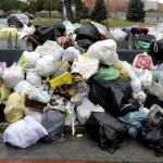 Basura acumulada en la calle Liverpool, en Alcorcón