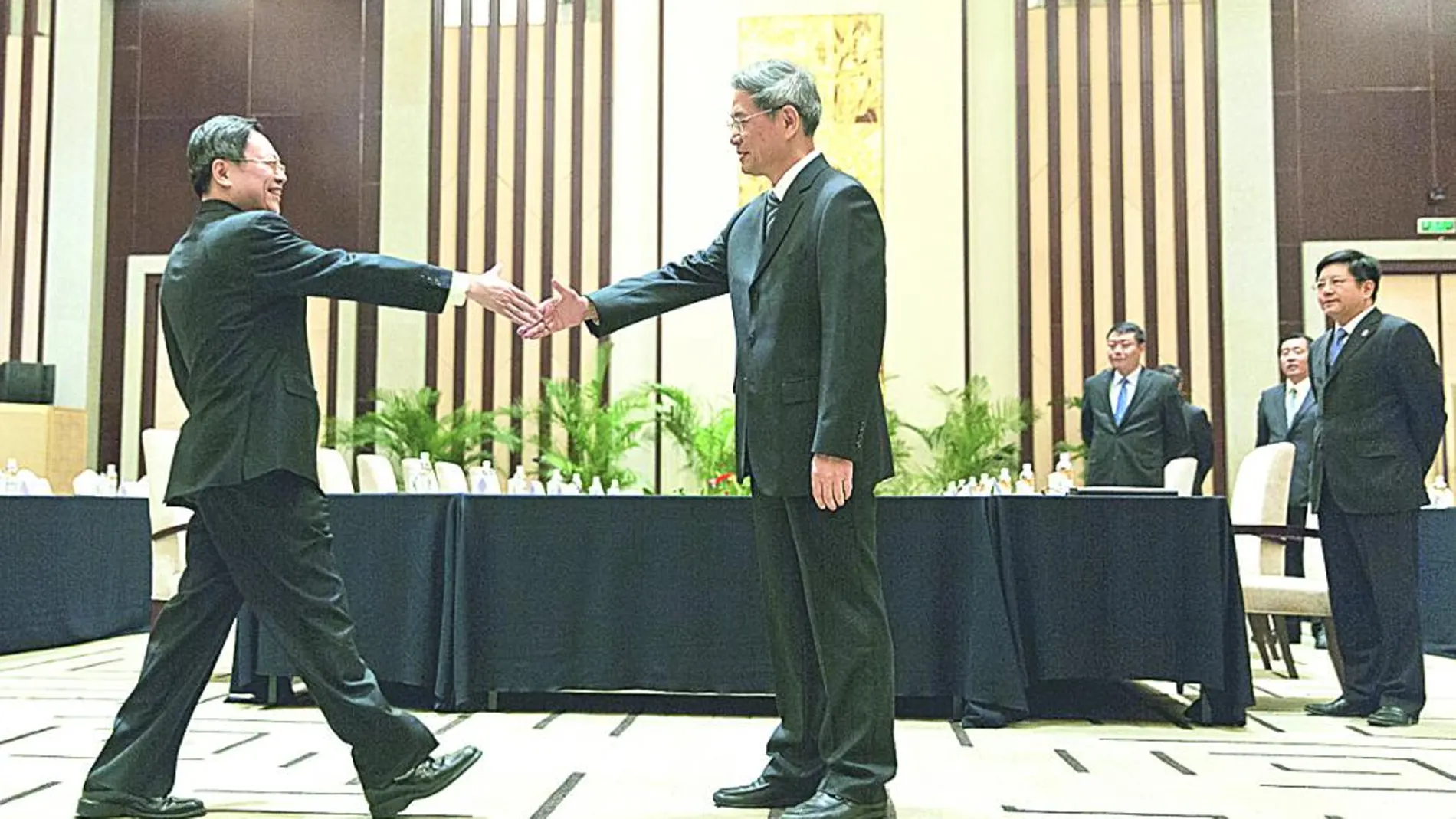 El enviado taiwanés, Wang Yu Chi (a la izda) y su homólogo chino, Zhang Zhijun, ayer en Nankín