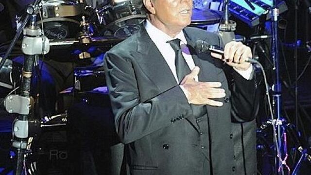 El cantante Julio Iglesias durante el concierto en el Festival Starlite, en la localidad malagueña de Marbella