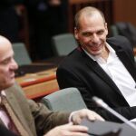 El ministro de Economía y Competitividad, Luis de Guindos (izda), conversa con su homólogo griego Yanis Varufakis, durante la reunión extraordinaria de los ministros de Finanzas y de Economía de la eurozona
