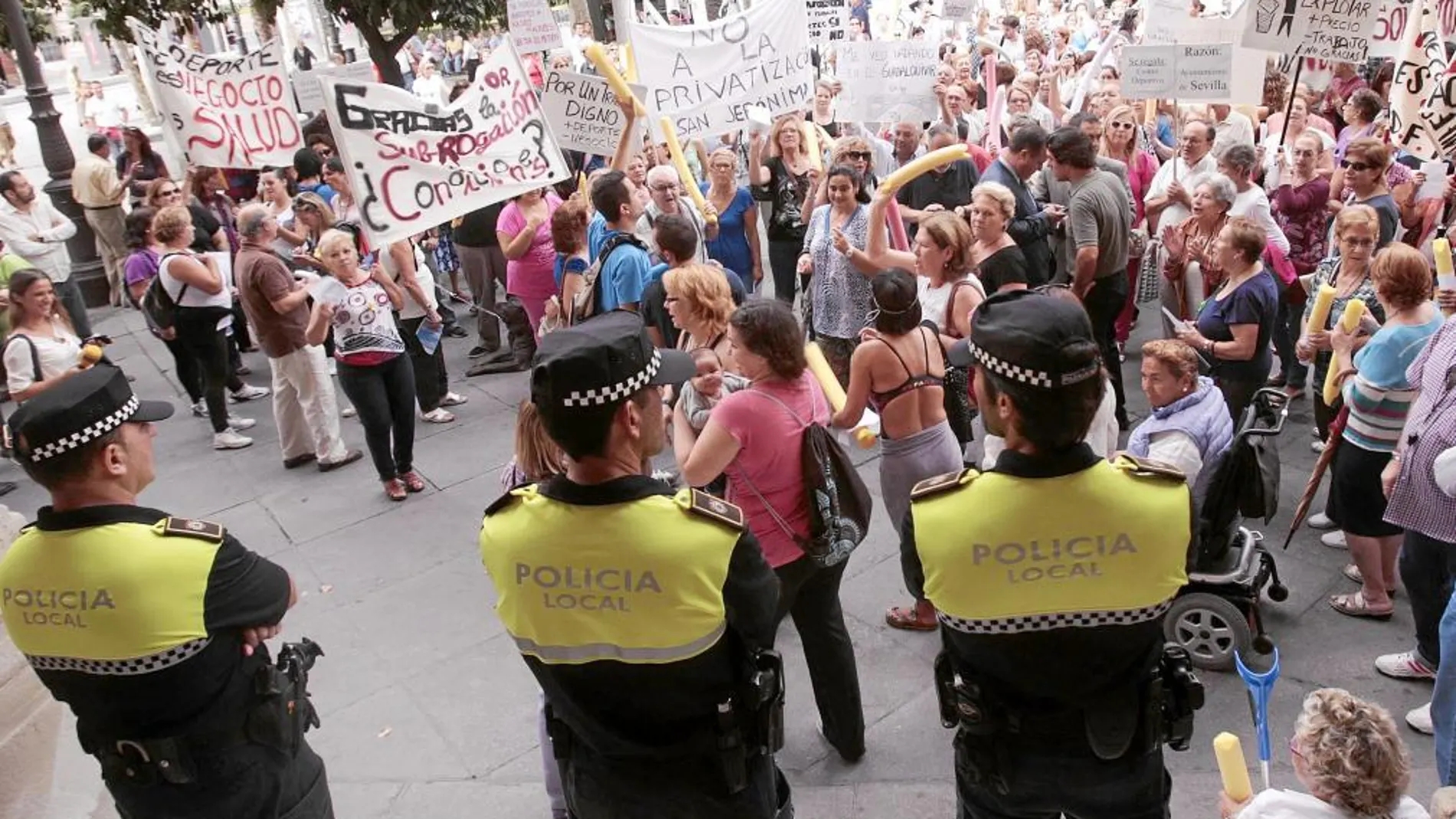 Las protestas de la ciudadanía se vienen produciendo desde el pasado verano al conocerse el plan de Zoido