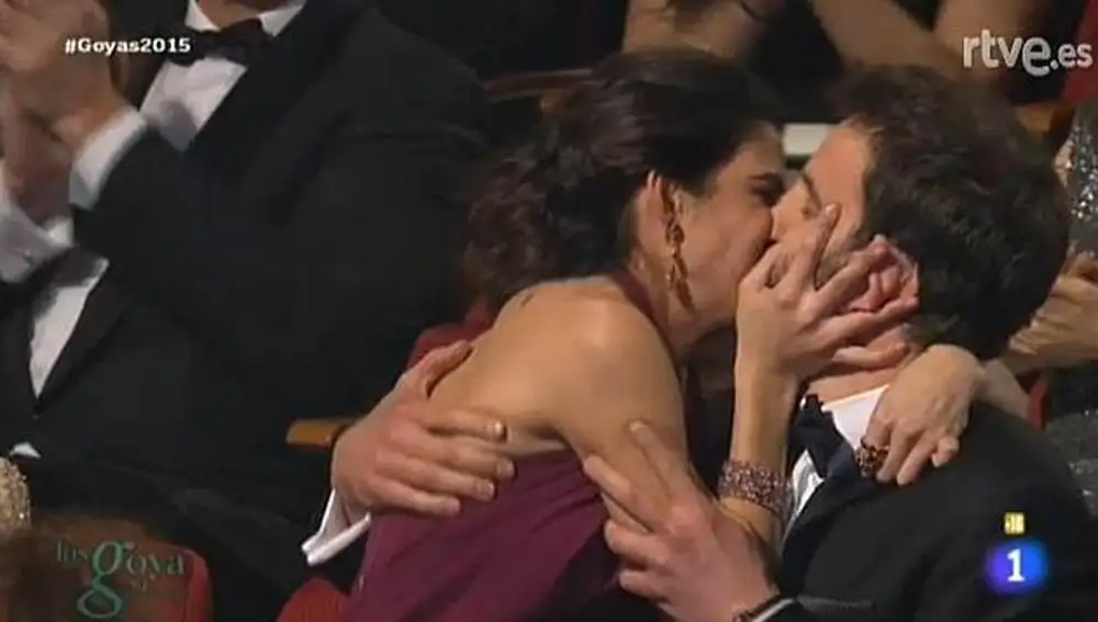 El beso de Clara Lago y Dani Rovira