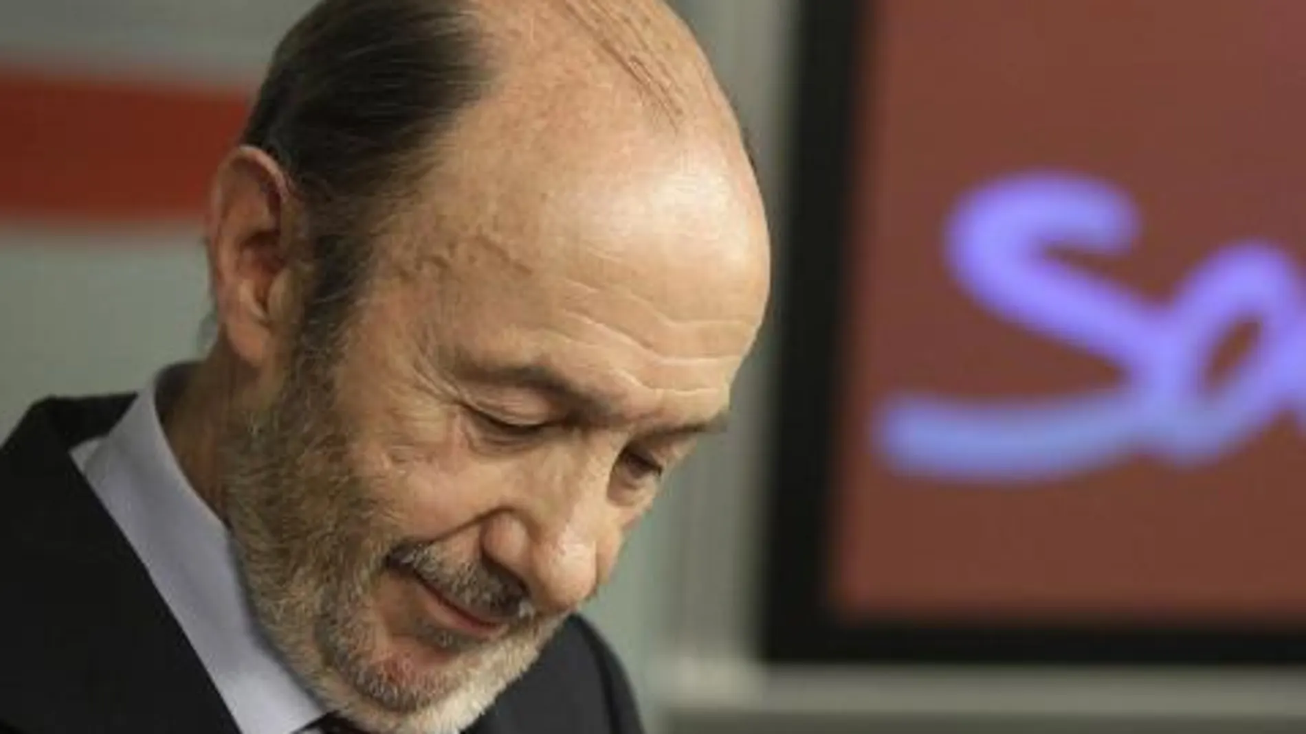 El secretario general del PSOE, Alfredo Pérez Rubalcaba, durante la rueda de prensa que ofreció tras la reunión de la Ejecutiva Federal del PSOE