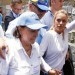 La esposa del alcalde Antonio Ledezma, Mitzy de Ledezma, junto a Lilian Tintori, mujer de Leopoldo López, ayer, en la marcha que recorrió las calles de Caracas