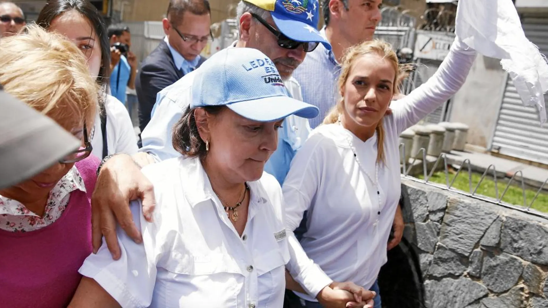 La esposa del alcalde Antonio Ledezma, Mitzy de Ledezma, junto a Lilian Tintori, mujer de Leopoldo López, ayer, en la marcha que recorrió las calles de Caracas
