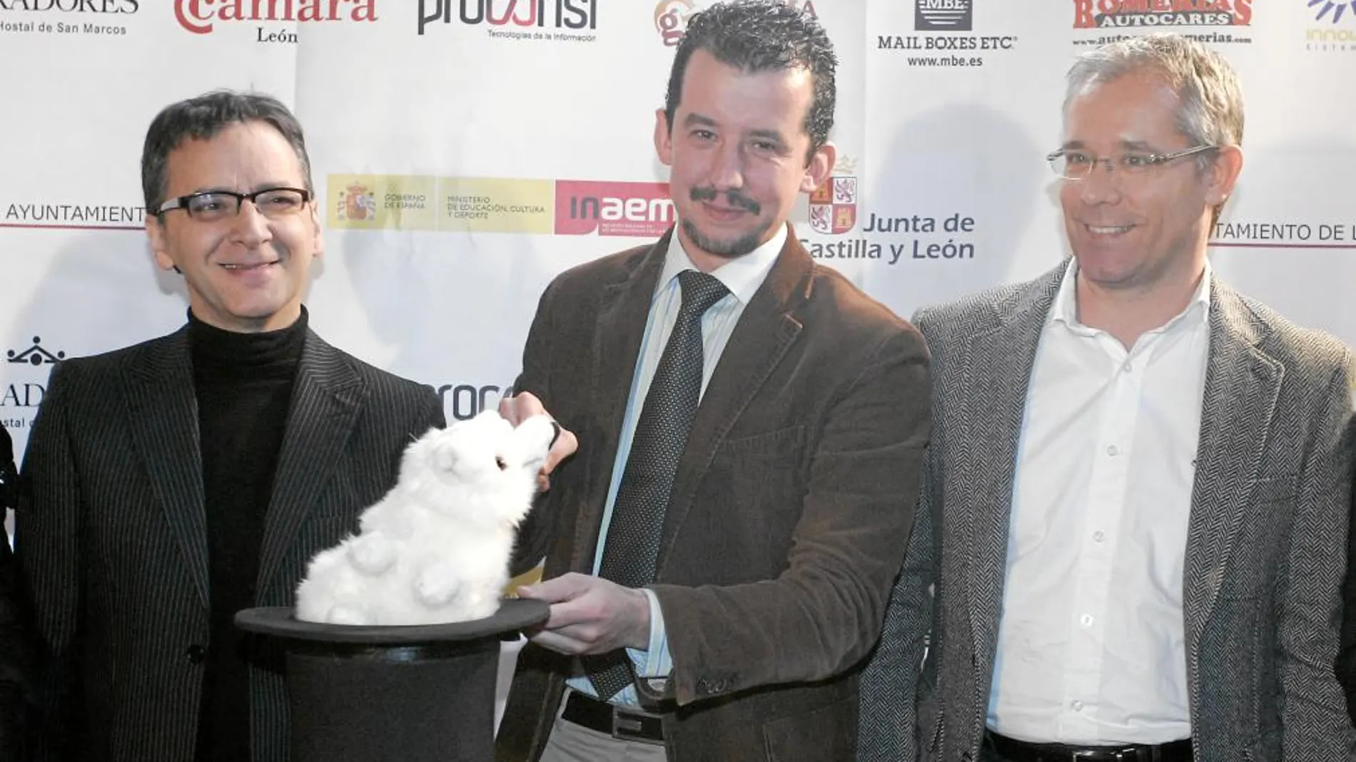 José María López Benito, Juan Pablo García Valadés y Juan Mayoral presentan el certamen de magia