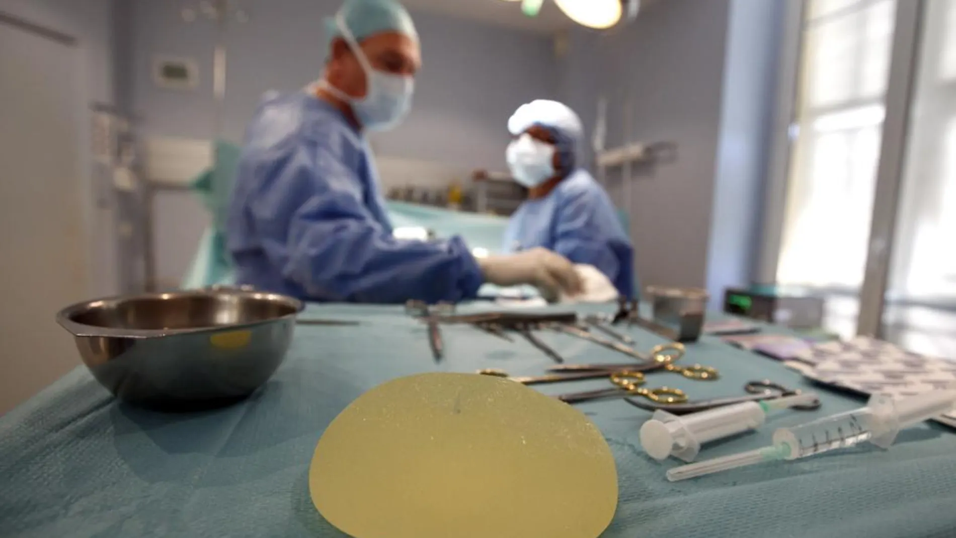 Los cirujanos plásticos afirman que las prótesis que se implantan en España son seguras