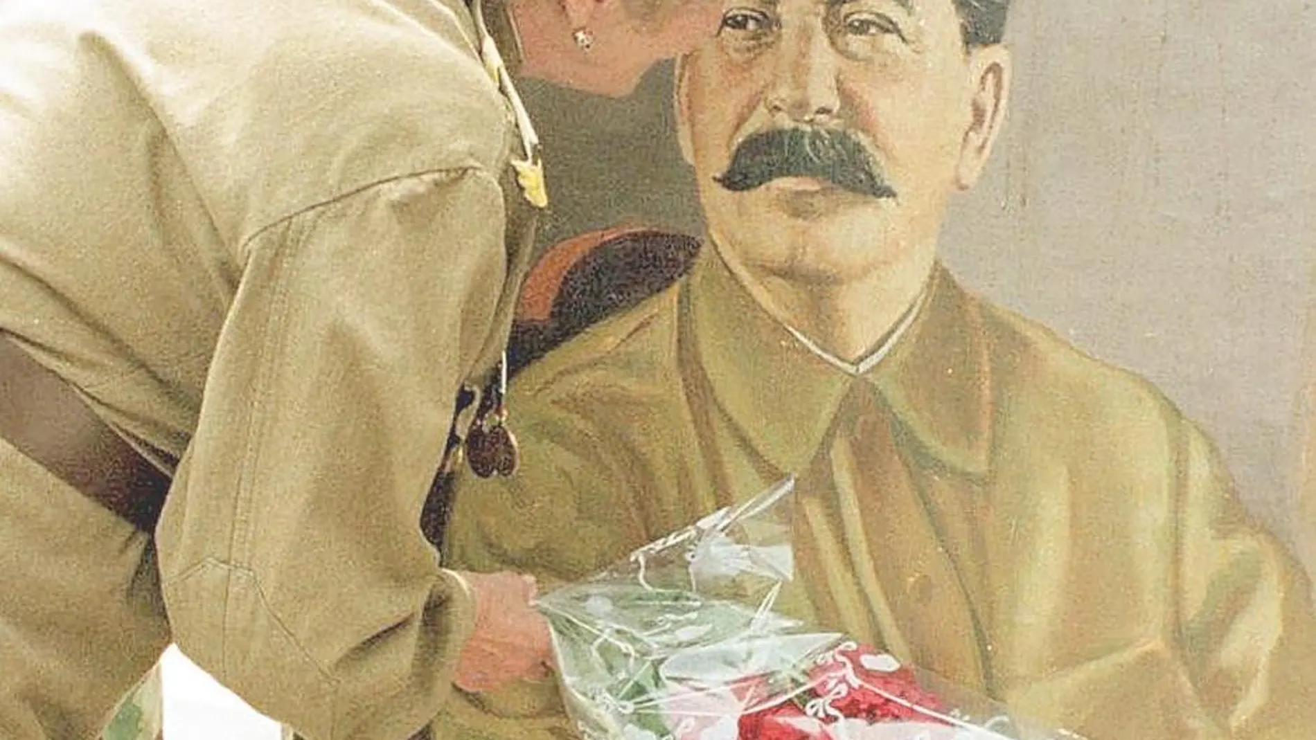 Stalin (1878-1953) está considerado uno de los políticos más despiadados del siglo XX, estatuto que comparte con Hitler. Eliminó a todos sus adversarios, que se contaban por millones, y supo permanecer en el poder con mano de hierro. En la imagen, una mujer besa un retrato del dictador