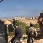 Un soldado iraquí lanza una granada en Tikrit